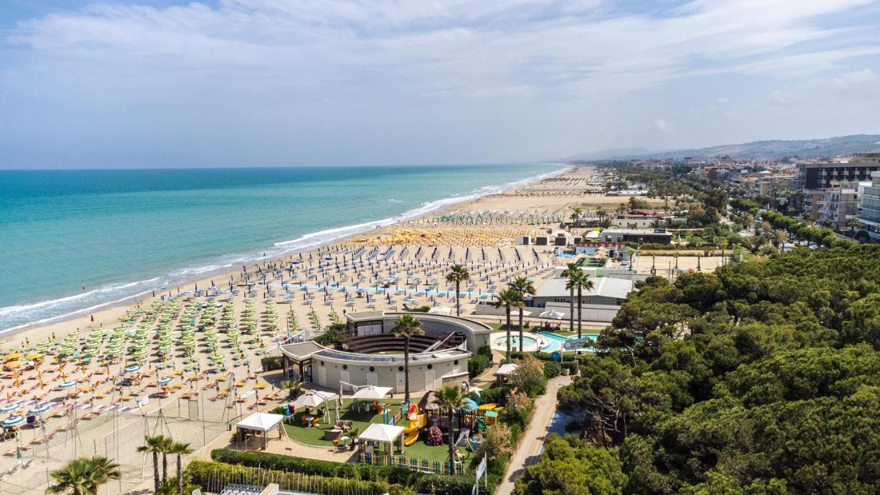 Hotel Astor Alba Adriatica Exterior foto