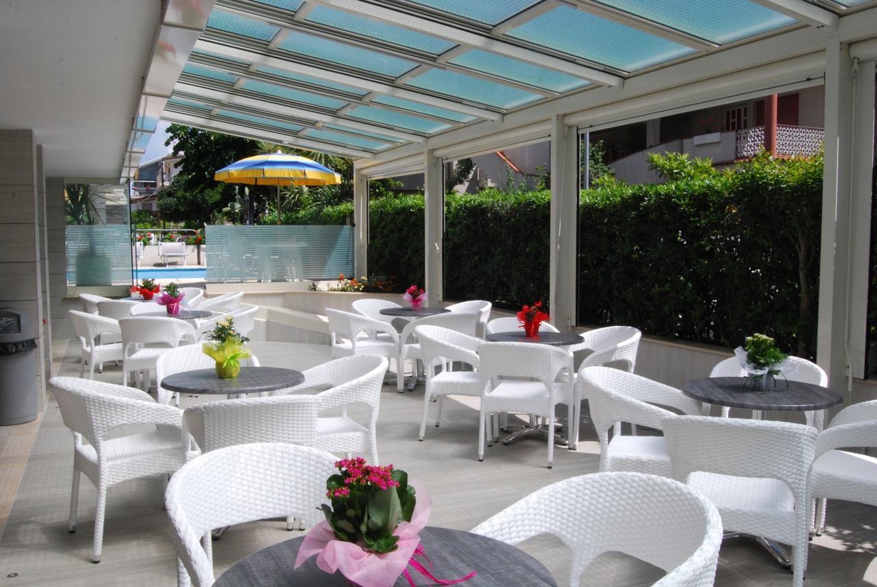 Hotel Astor Alba Adriatica Exterior foto